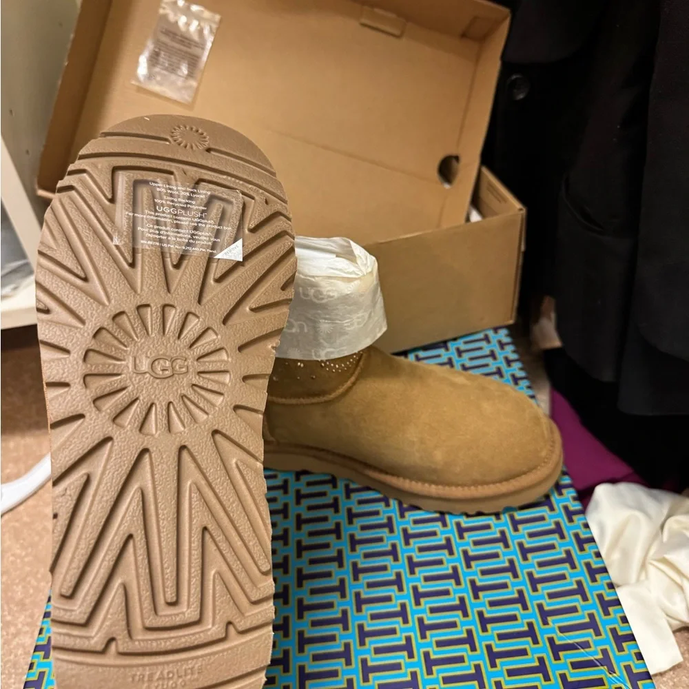 Tan ugg boot - Picture 6 of 9